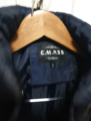 Plumífero azul con capucha y pelo natural