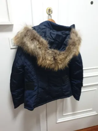 Plumífero azul con capucha y pelo natural