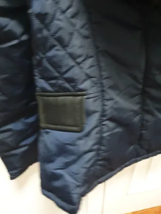 Plumífero azul con capucha y pelo natural