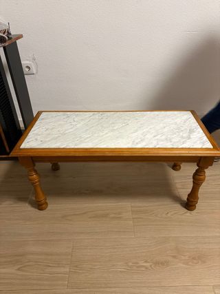 Mesa auxiliar y estantería