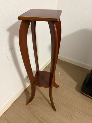 Mesa auxiliar y estantería