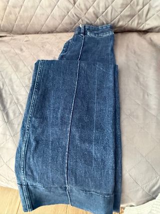 Pantalón vaquero azul acampanado