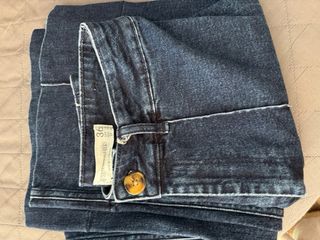 Pantalón vaquero azul acampanado