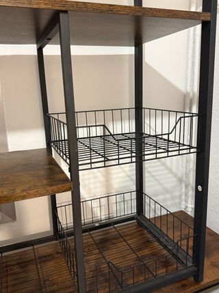 Estantería metálica y madera marrón