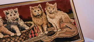 Tapiz de gatitos en cesta con guitarra