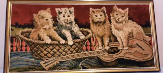 Tapiz de gatitos en cesta con guitarra