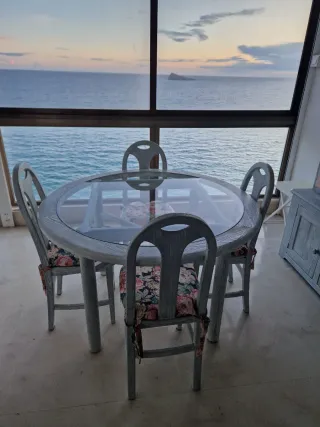 Vitrina Aparador con mesa y 4 sillas a juego