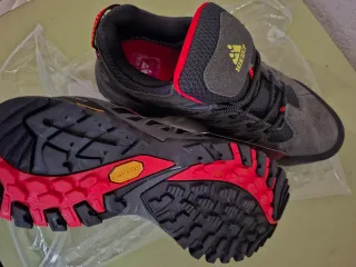Zapatillas de montaña HIKEUP grises y rojas