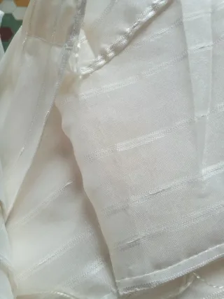 Cortinas de tela color beige y blanco