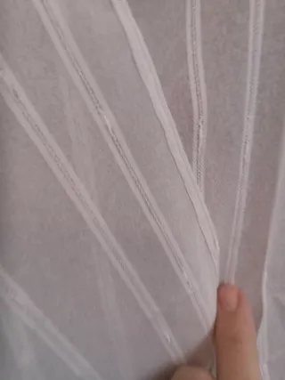 Cortinas de tela color beige y blanco