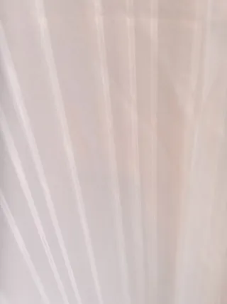 Cortinas de tela color beige y blanco