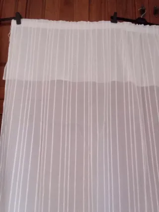 Cortinas de tela color beige y blanco