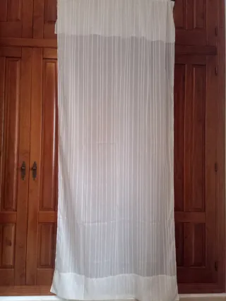 Cortinas de tela color beige y blanco