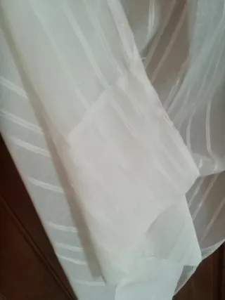 Cortinas de tela color beige y blanco