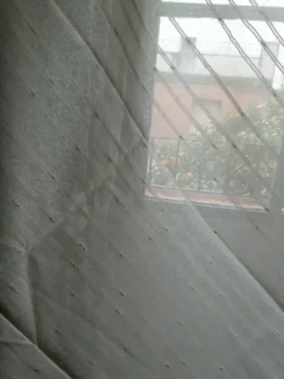 Cortinas de tela color beige y blanco