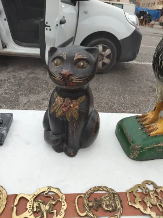 Gato de madera decorativo