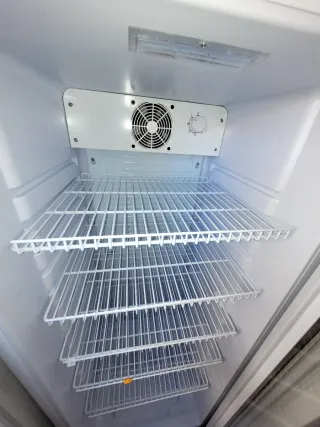 Nevera expositora blanca