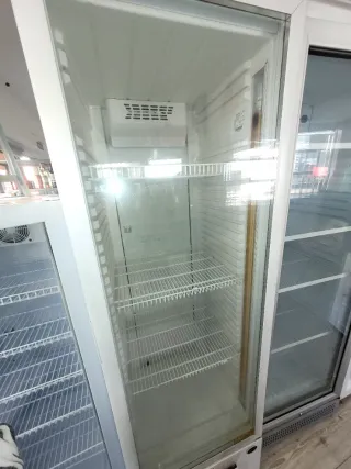 Nevera expositora blanca