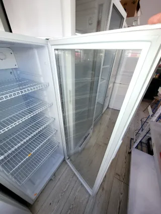 Nevera expositora blanca