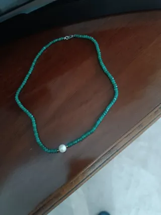 Elegante collar de perlas y cuentas verdes
