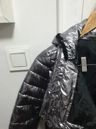 Plumífero plateado largo