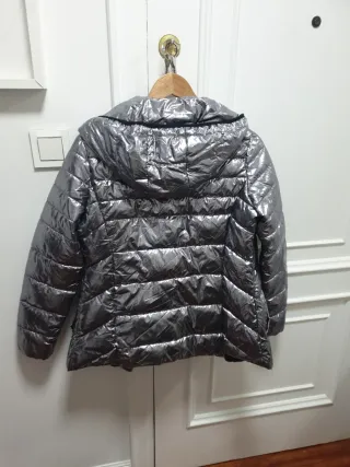 Plumífero plateado largo