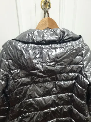 Plumífero plateado largo