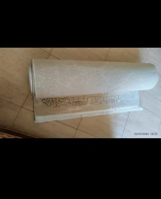 Alfombra beige y plateada nueva