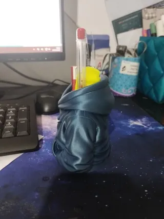 Portapenne stile felpa con logo