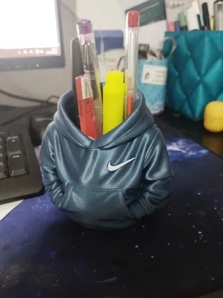 Portapenne stile felpa con logo