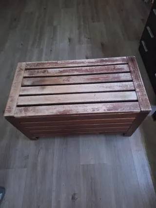 Baúl de madera con cojín beige