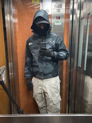 Chaqueta north face x kaws