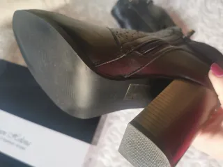 Botín tacón Queen Helena con calados Talla 36