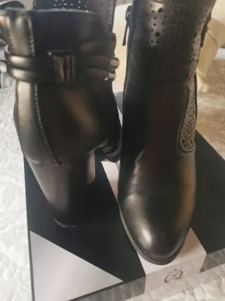 Botín tacón Queen Helena con calados Talla 36