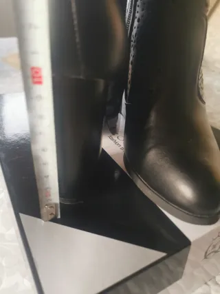 Botín tacón Queen Helena con calados Talla 36