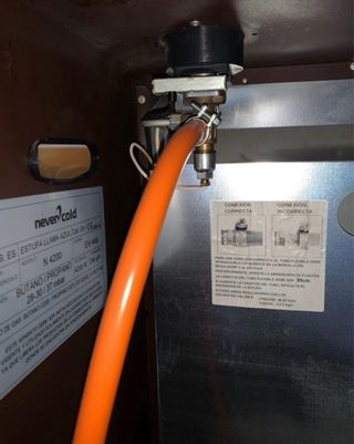 Estufa Nevercold N4200 Negra y marron.