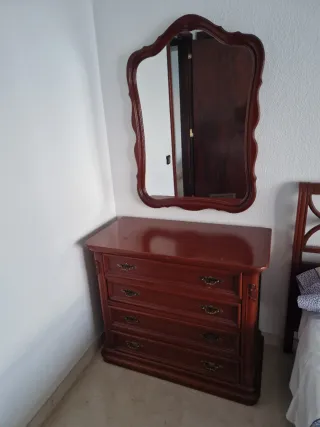 Cómoda de madera con espejo