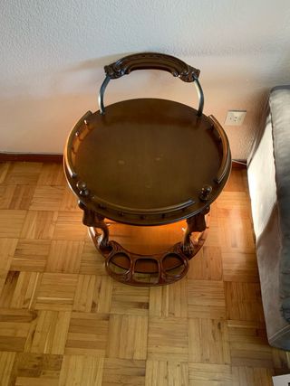 Botellero de madera con ruedas