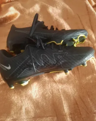 Botas de fútbol Nike negras .talla 36