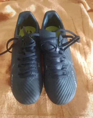Botas de fútbol Nike negras .talla 36