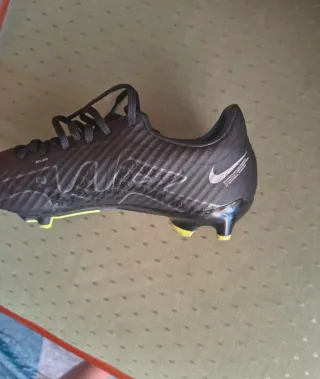 Botas de fútbol Nike negras .talla 36