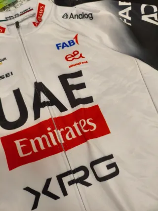 Maillot y culotte logo UAE Emirates ciclismo