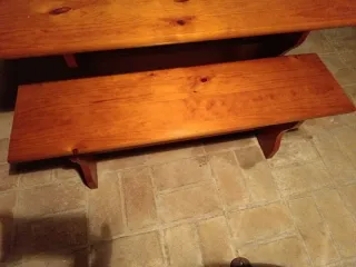 Mesa y bancos madera color miel