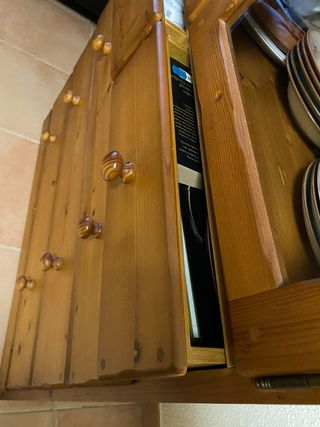 Vitrina de madera maciza con puertas de cristal