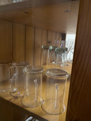 Vitrina de madera maciza con puertas de cristal