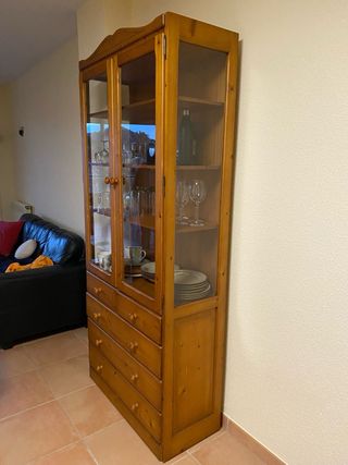 Vitrina de madera maciza con puertas de cristal