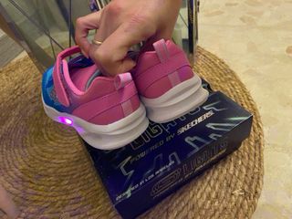 Skechers niña talla 25 luces LED