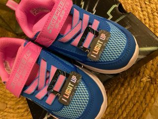 Skechers niña talla 25 luces LED