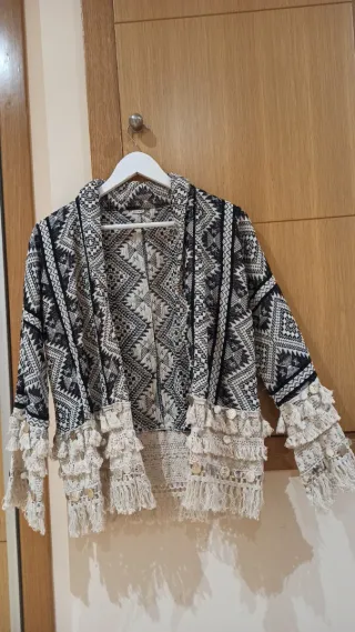 Chaqueta étnica con flecos y abalorios