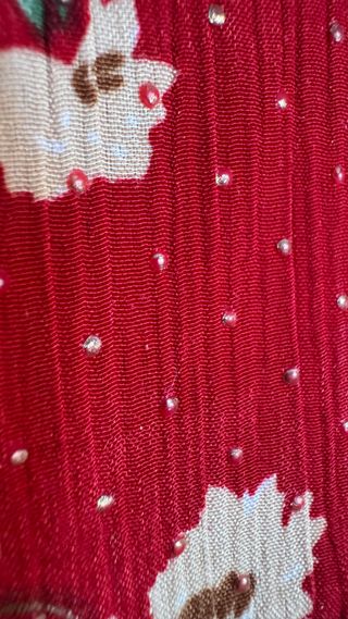 Vestido de verano rojo con flores